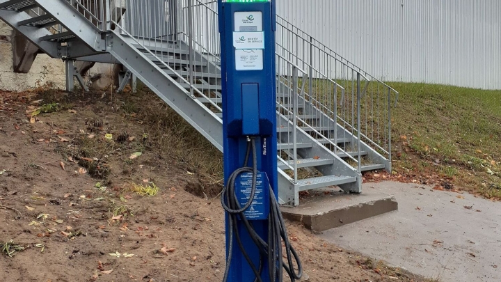Borne électrique installée dans le stationnement de l'aréna