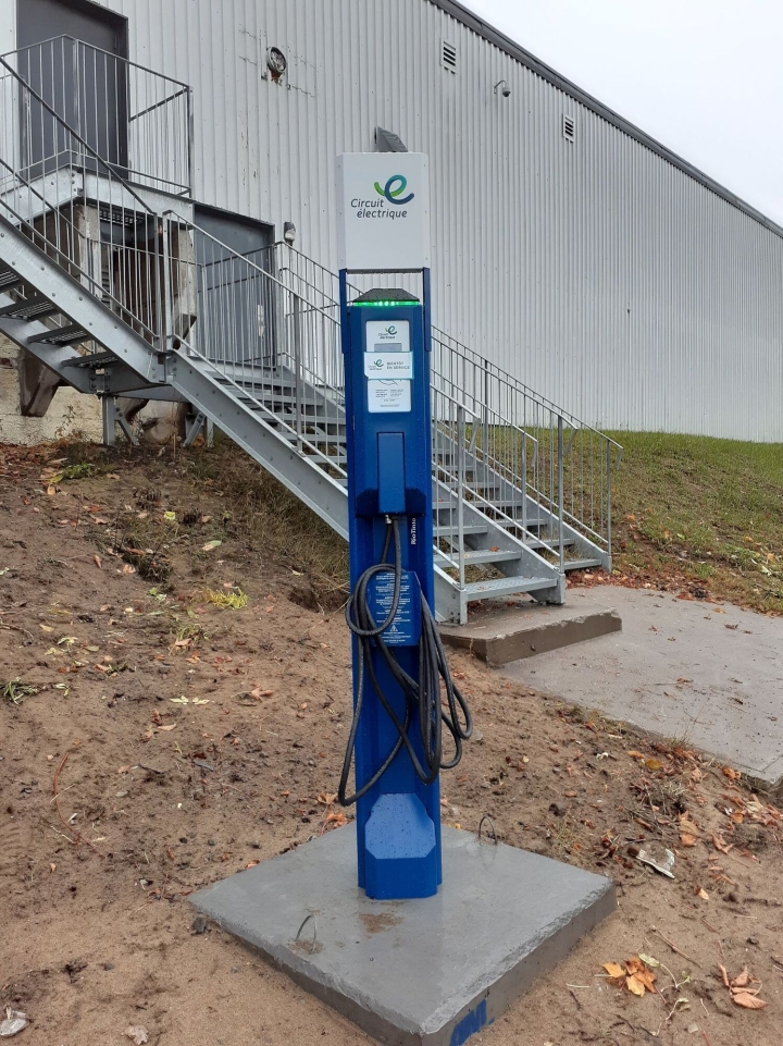 Borne électrique installée dans le stationnement de l'aréna